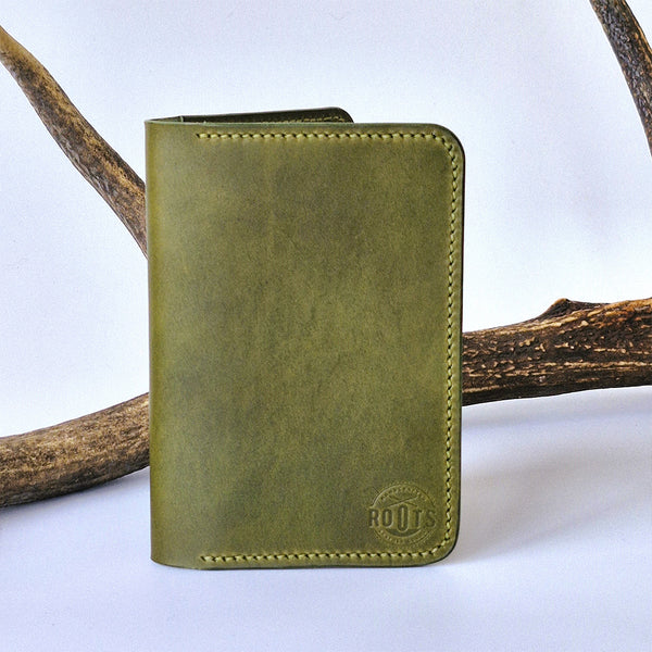 Jagdscheinetui in der Farbe Olive grün