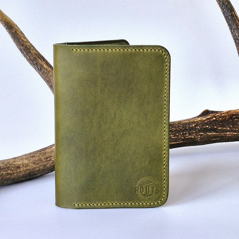 Jagdscheinetui in der Farbe Olive grün